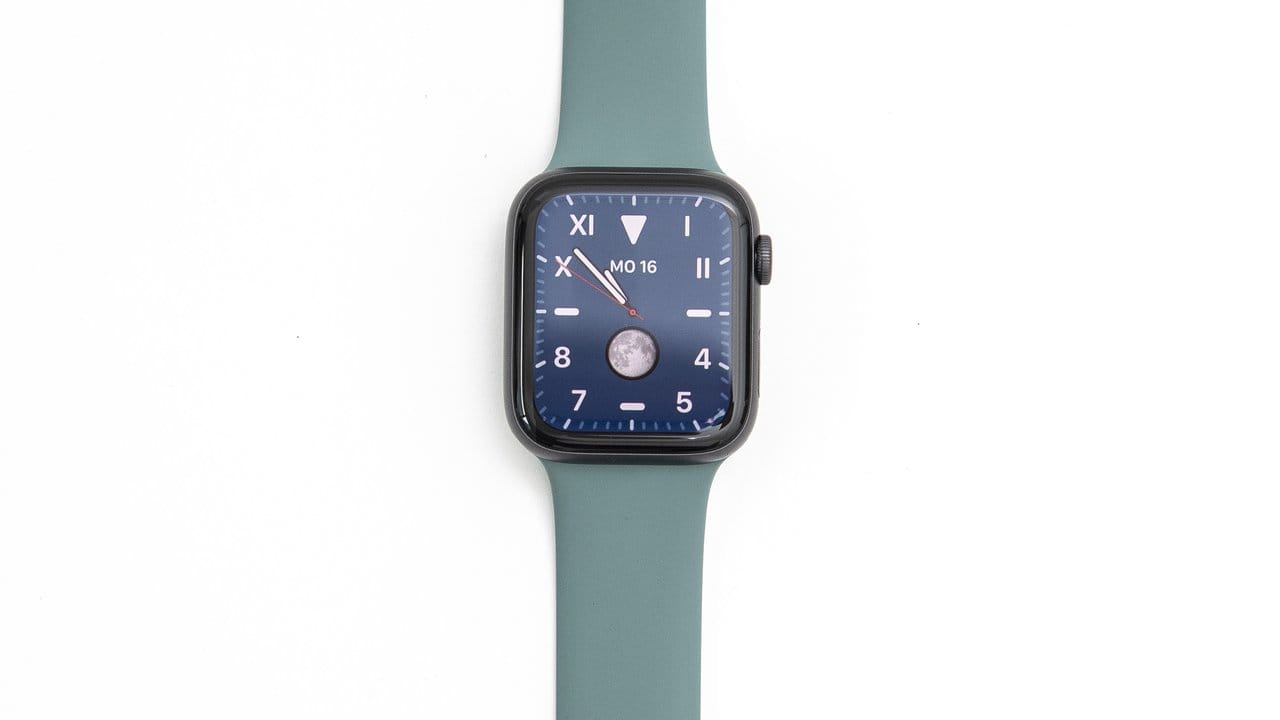 Im Laden suchen sich Käufer der Apple Watch 5 gleich das Armband aus, das ihnen gefällt.