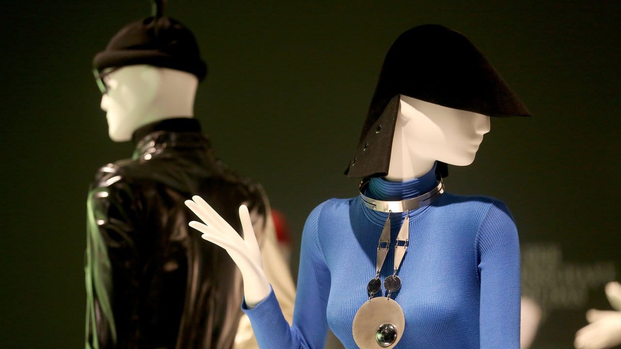 Kleider von Pierre Cardin in der Ausstellung "Pierre Cardin.