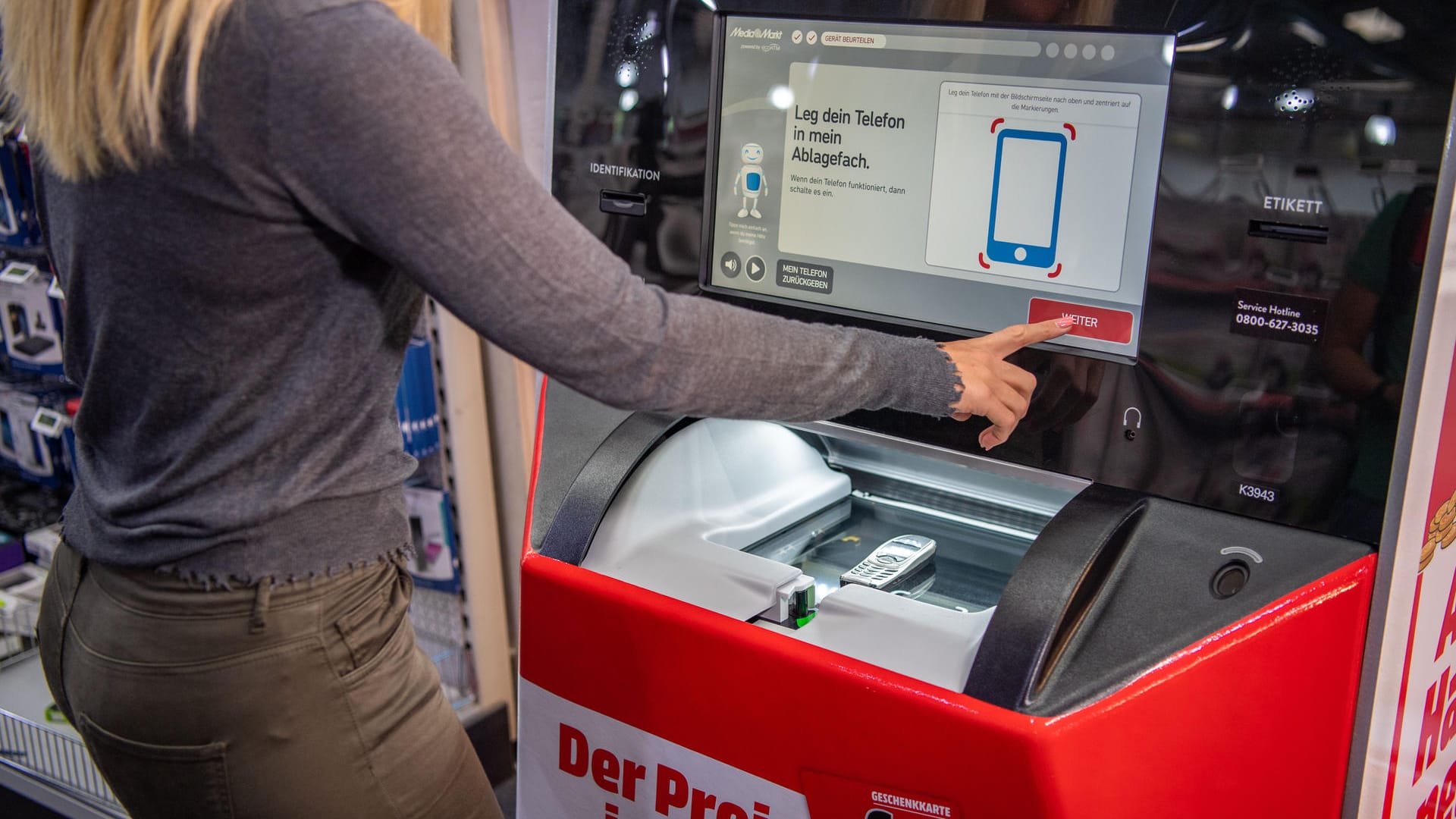 MediaMarkt testet dazu in einem Pilotprojekt einen Automat zum Ankauf alter Handys. Der Wert des Handys wird in einer Geschenkkarte ausgezahlt