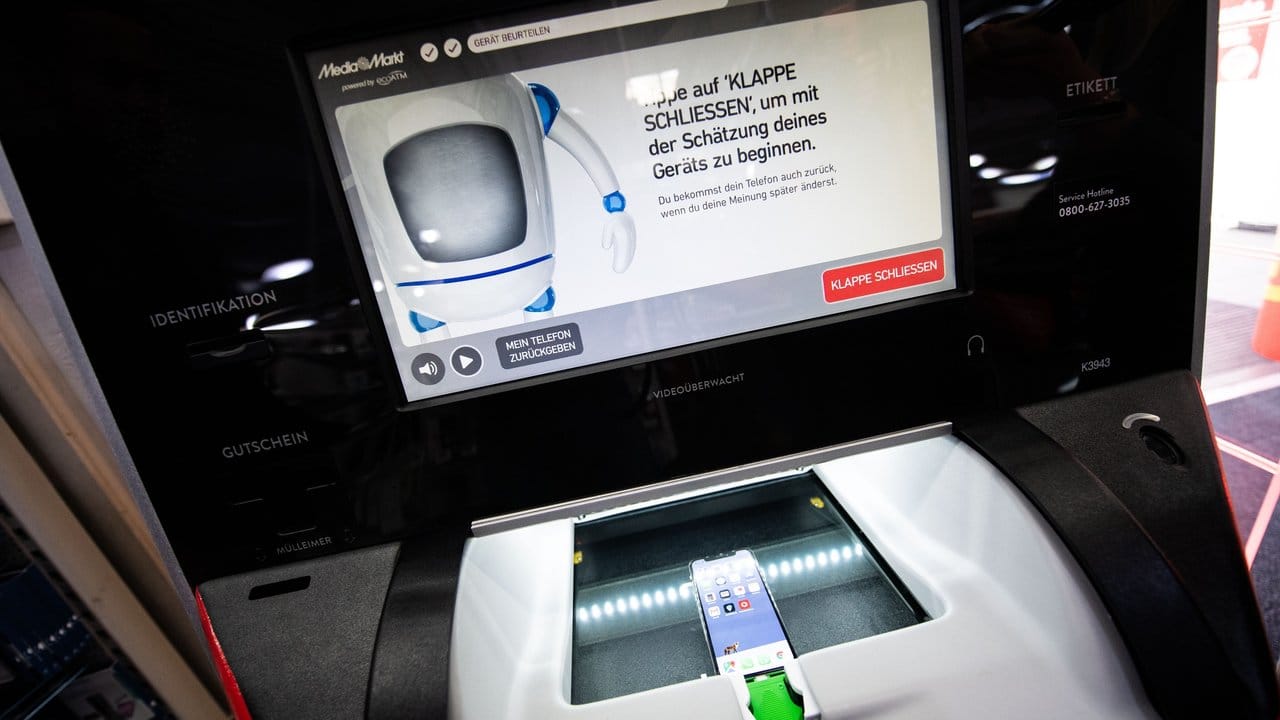 "EcoATM" in einer MediaMarkt-Filiale: In einem Pilotprojekt wird der Automat zum Ankauf alter Handys getestet.