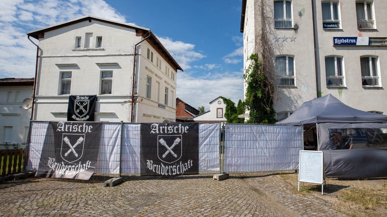 Banner mit der Aufschrift "Arische Bruderschaft" vor dem Hotel Neißeblick in Ostritz, das Schauplatz des rechtsxtremen Rockfestivals "Schild und Schwert" ist.