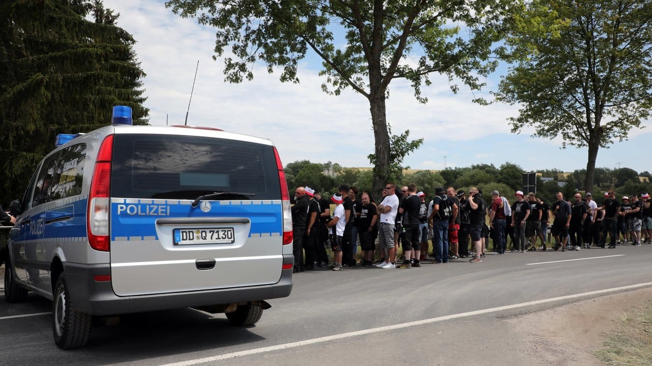 Schlange stehen macht keinen Spaß: Teilnehmer des Rechtsrock-Festivals in Themar warten auf die Einlasskontrolle der Polizei.