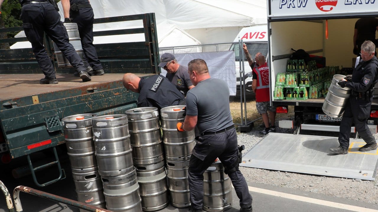 Das tat den Rechten richtig weh: Polizeibeamte stellen Bier auf dem Veranstaltungsgelände beim Rechtsrock-Festival in Themar sicher.