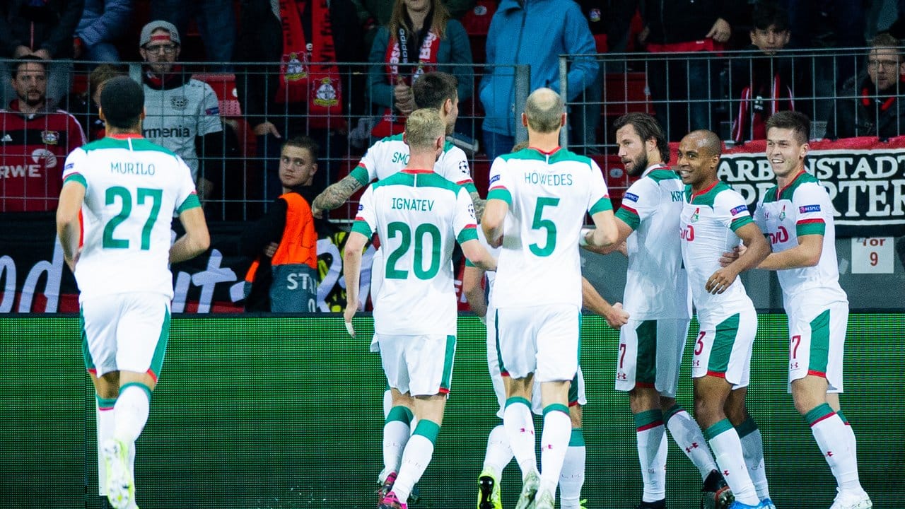 Die Moskauer freuen sich über das Tor zum 1:0 gegen Bayer Leverkusen durch Grzegorz Krychowiak (3.