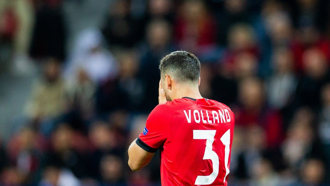 Leverkusens Kevin Volland schlägt nach einer vergebenen Chance die Hände vor sein Gesicht.