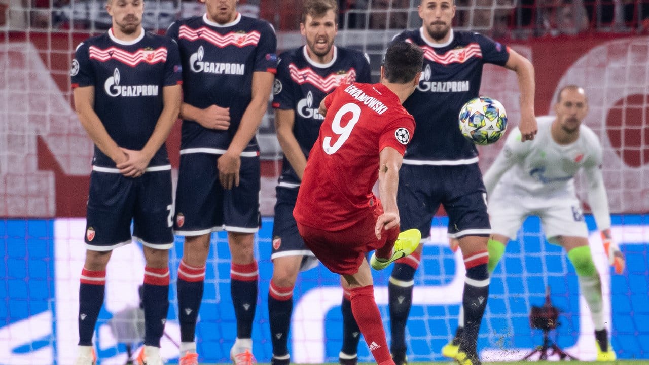 Robert Lewandowski versucht bei seinem Freistoß den Ball über die Mauer der Belgrader Spieler zu zirkeln.