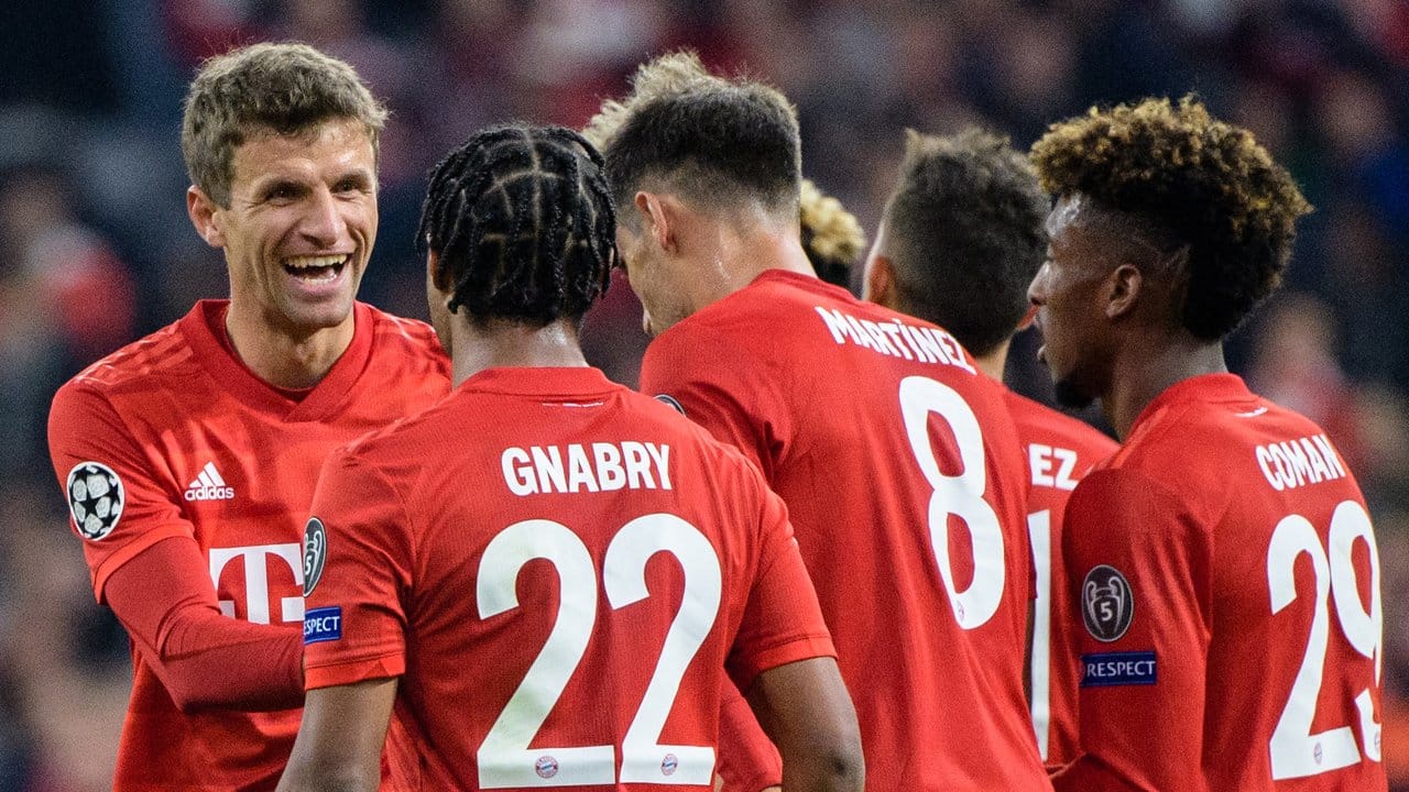 Torschütze Thomas Müller (l) jubelt mit der Mannschaft über seinen Treffer zum abschließenden 3:0.