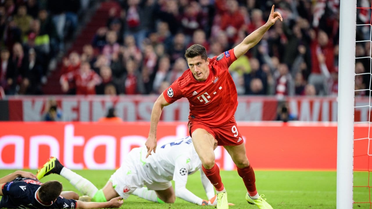 Robert Lewandowski hat den Gegner überrascht und jubelt über seinen Treffer zum 2:0 für die Bayern.
