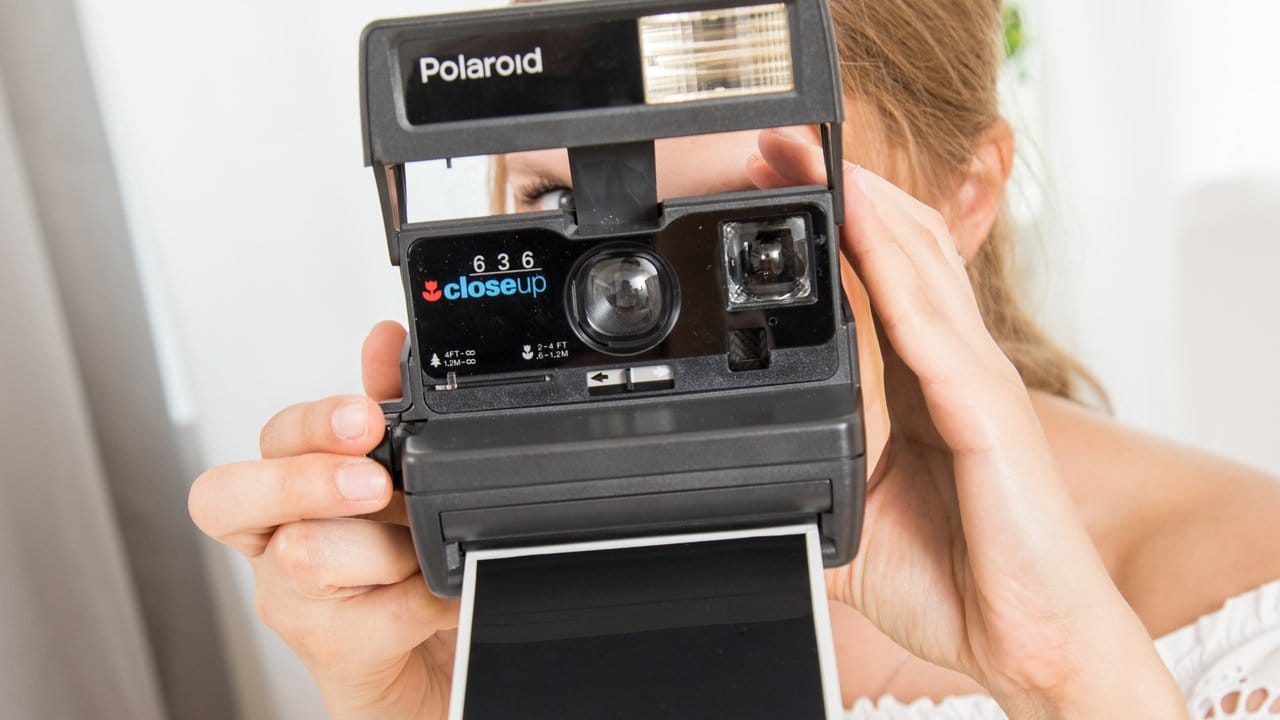 Unverwechselbar: Eine klassische Sofortbildkamera von Polaroid.