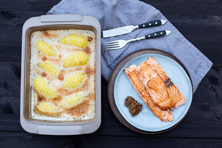 Zitronen-Lachs mit überbackenen Fächerkartoffeln: Der Fisch und die Beilage können parallel zubereitet werden.