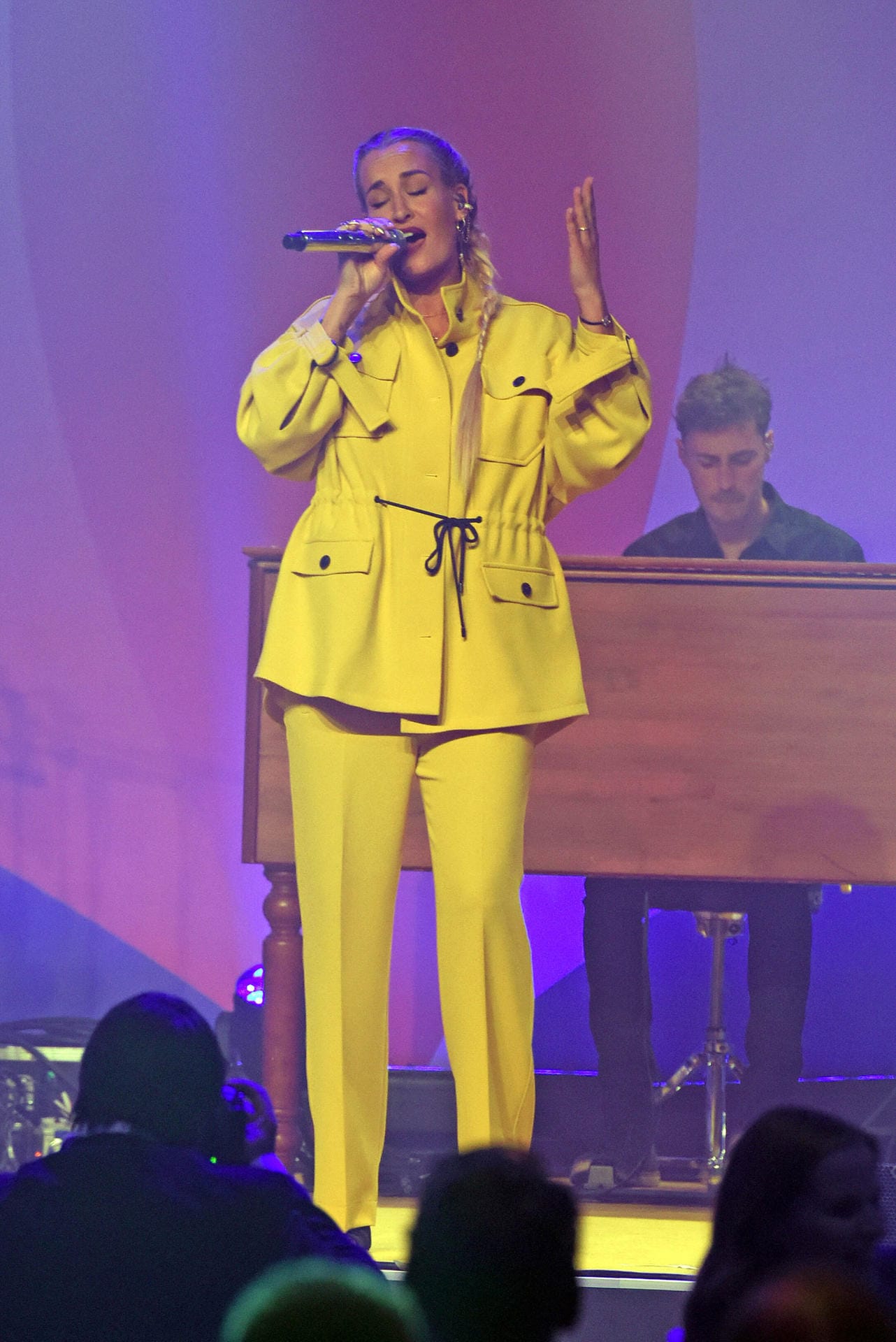 Sarah Connor: Die Sängerin trat im Gelb-Look auf.