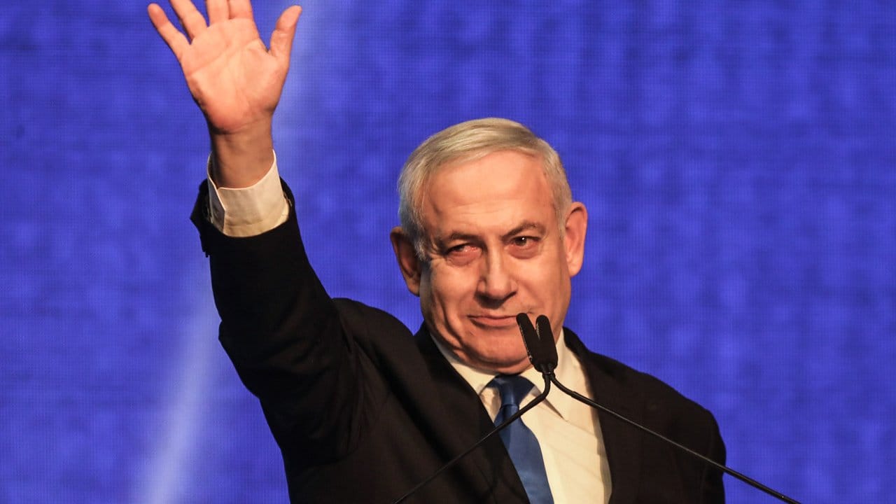 Benjamin Netanjahu, Ministerpräsident von Israel, winkt nach der Wahl seinen Anhängern.