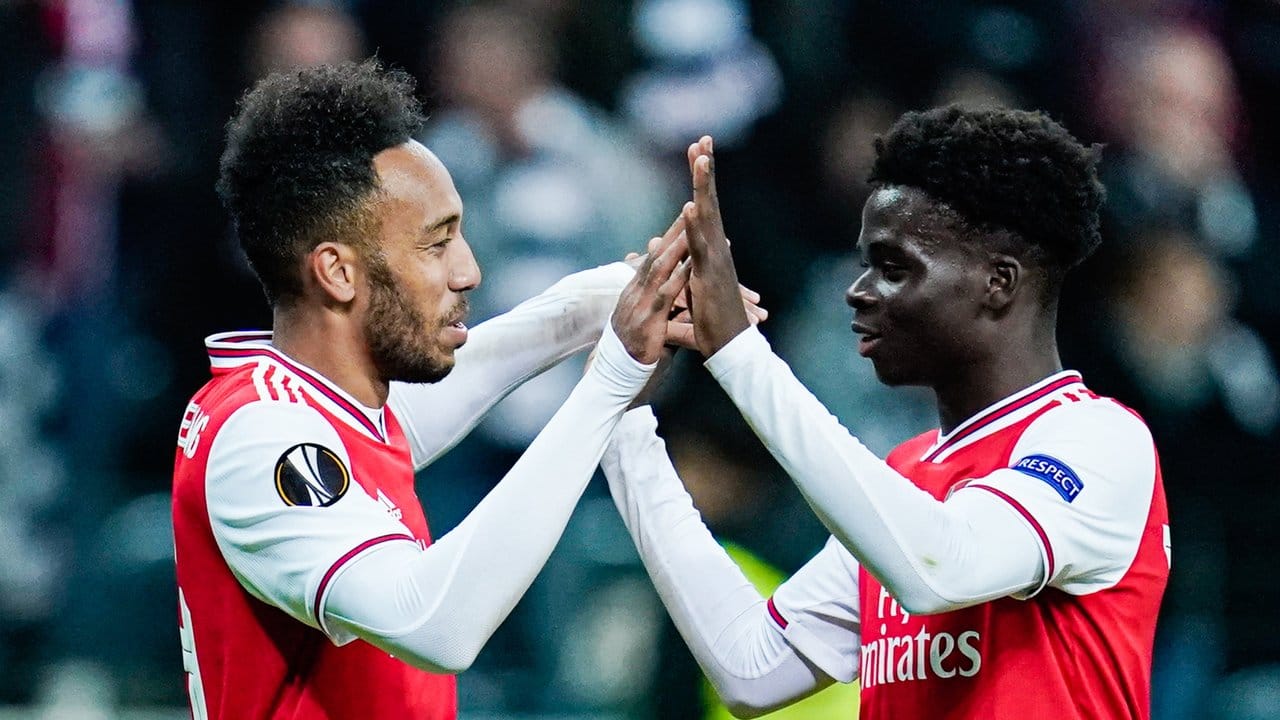 Arsenals Pierre-Emerick Aubameyang (l) und Londons Bukayo Saka jubeln über das Tor zum 0:3.
