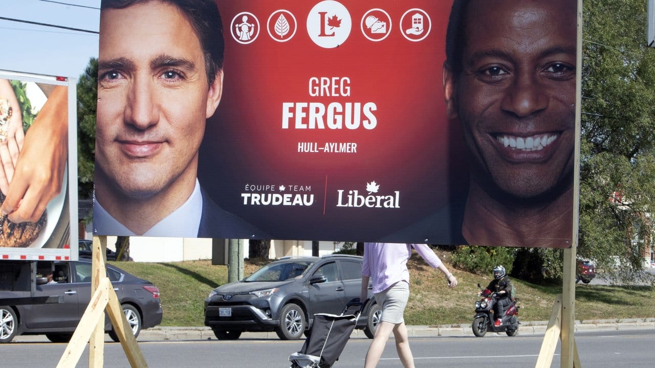 Wahlplakat mit dem kanadischen Premierminster Justin Trudeau (l.