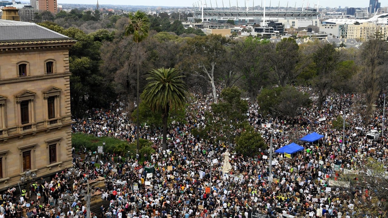 Teilnehmer versammeln sich zur Fridays-for-Future-Demonstration in Melbourne.
