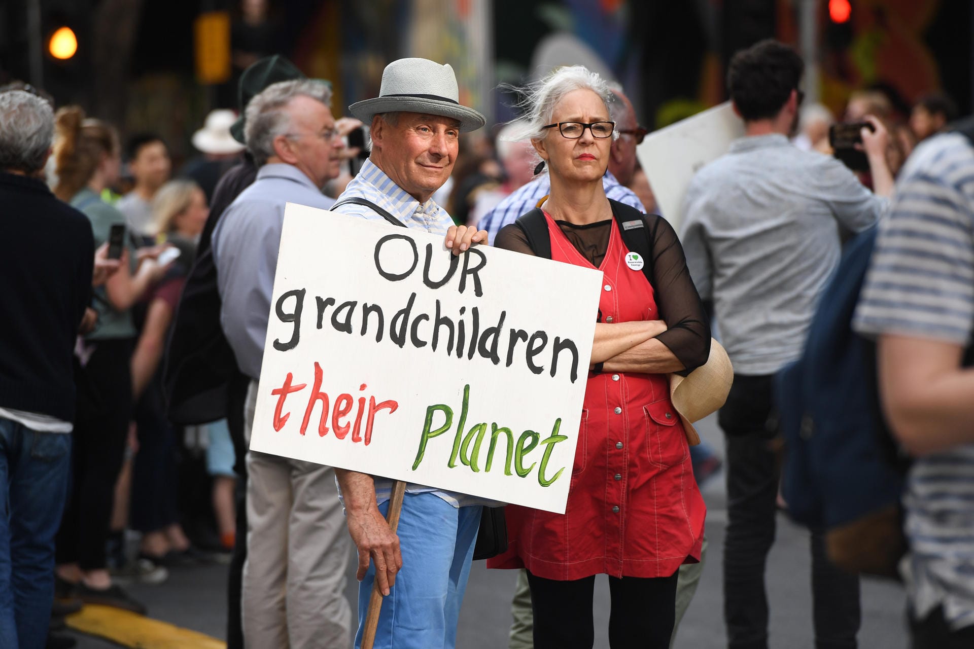 In Melbourne in Australien hält ein älteres Pärchen bei einer Demonstration ein Schild mit der Aufschrift "Our grandchildren their planet" hoch. Die Demonstranten folgen dem Aufruf der Bewegung "Strike 4 Climate" und wollen für mehr Klimaschutz kämpfen.