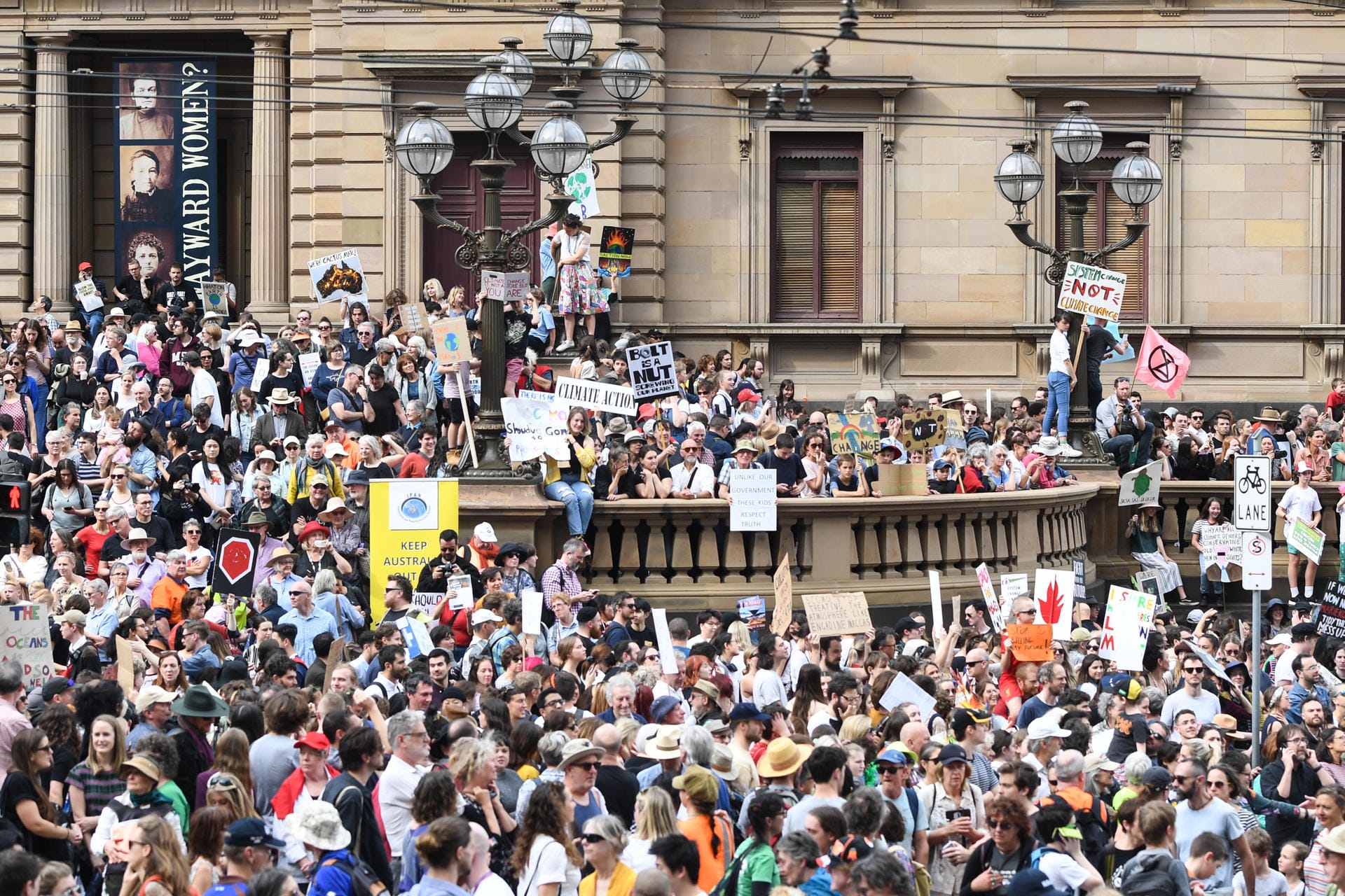Die Einwohner Melbournes gehen ebenfalls für das Klima auf die Straße. An dem globalen Klimastreik haben allein in Australien nach Angaben der Veranstalter mindestens 300.000 Menschen teilgenommen.