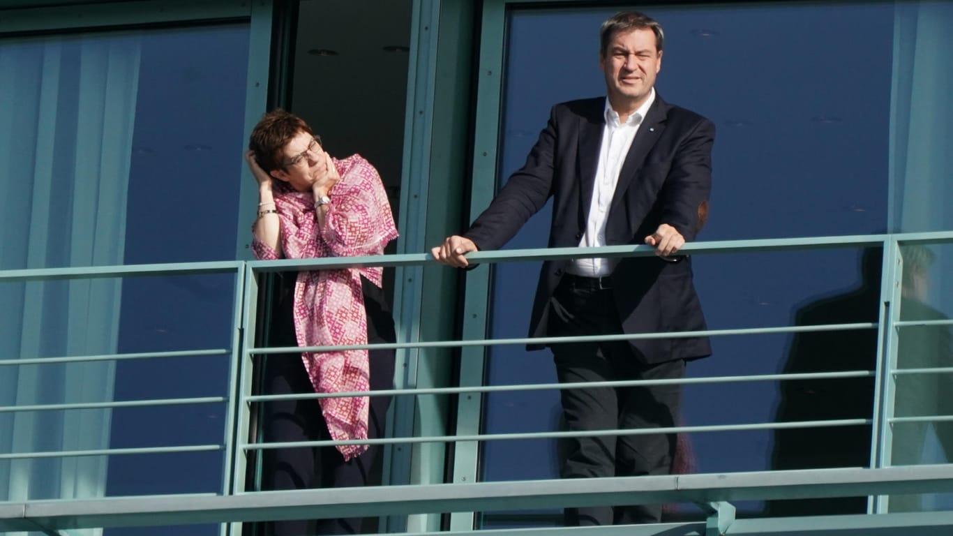 Verteidigungsministerin und CDU-Vorsitzende Annegret Kramp-Karrenbauer und der bayerische Ministerpräsident Markus Söder (CSU) stehen beim Treffen des Koalitionsausschuss zum Klima im Kanzleramt auf dem Balkon.