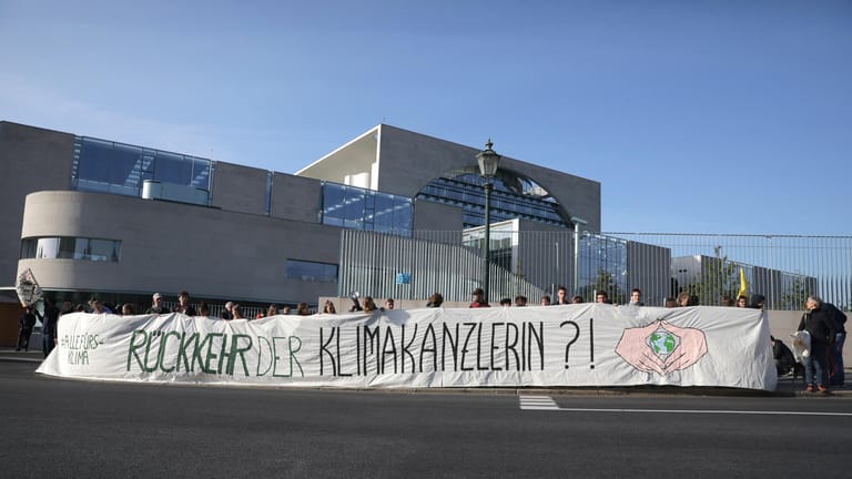 Demonstranten halten ein Banner "Rückkehr der Klimakanzlerin?!" beim Treffen des Koalitionsausschuss im Kanzleramt.