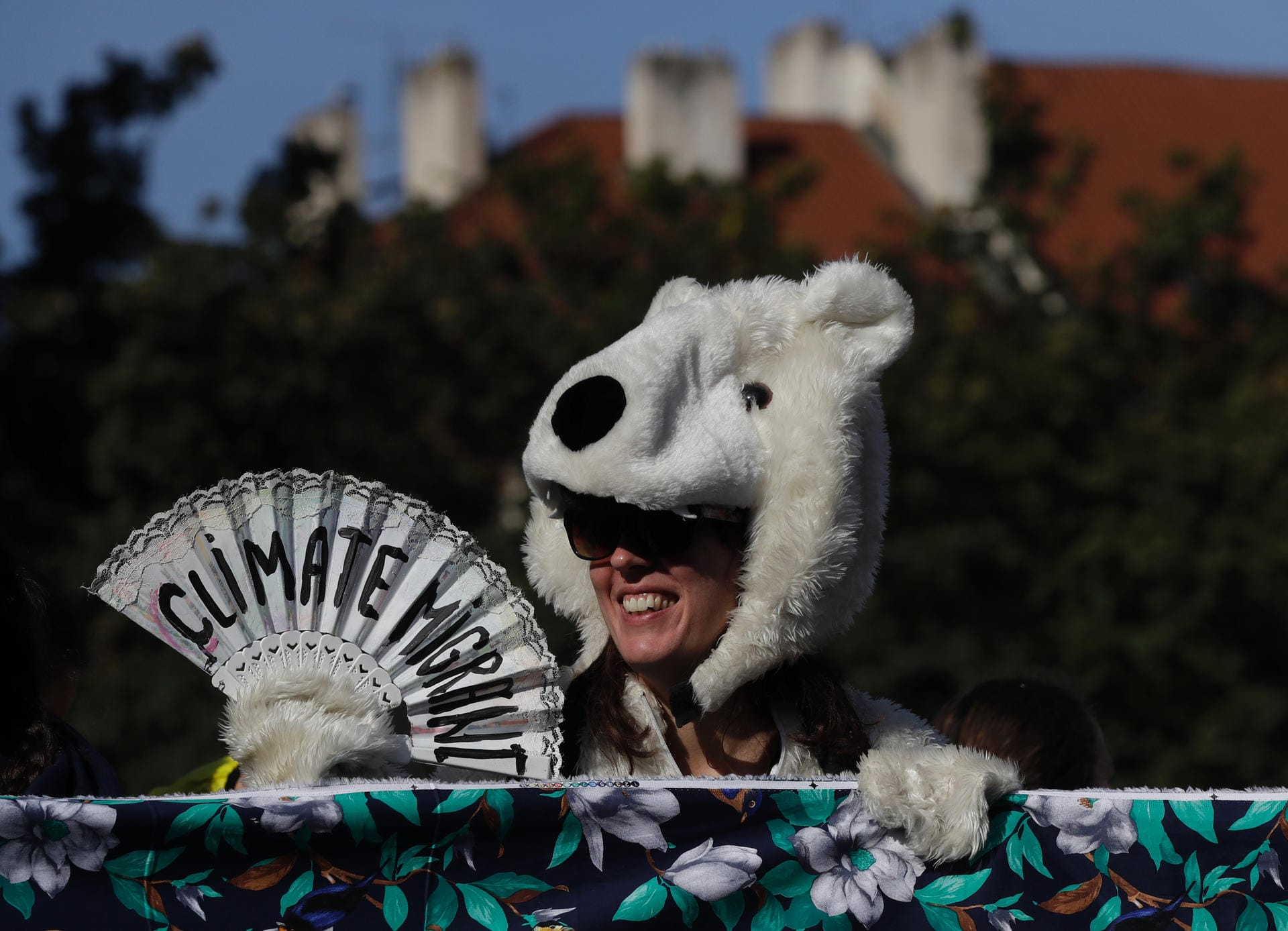 Auch in Prag wird demonstriert. Eine Teilnehmerin einer Demonstration trägt ein Eisbärenkostüm.