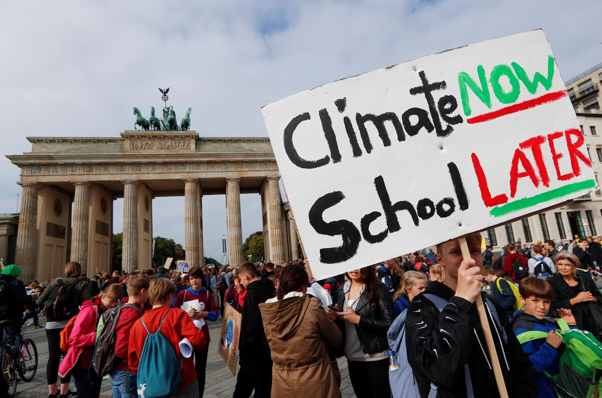 In Berlin wird unter anderem vor dem Brandenburger Tor für mehr Klimaschutz demonstriert. Gleichzeitig verhandelten die Koalitionsspitzen miteinander über eine Klimastrategie.