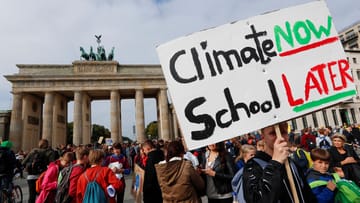 In Berlin wird unter anderem vor dem Brandenburger Tor für mehr Klimaschutz demonstriert. Gleichzeitig verhandelten die Koalitionsspitzen miteinander über eine Klimastrategie.
