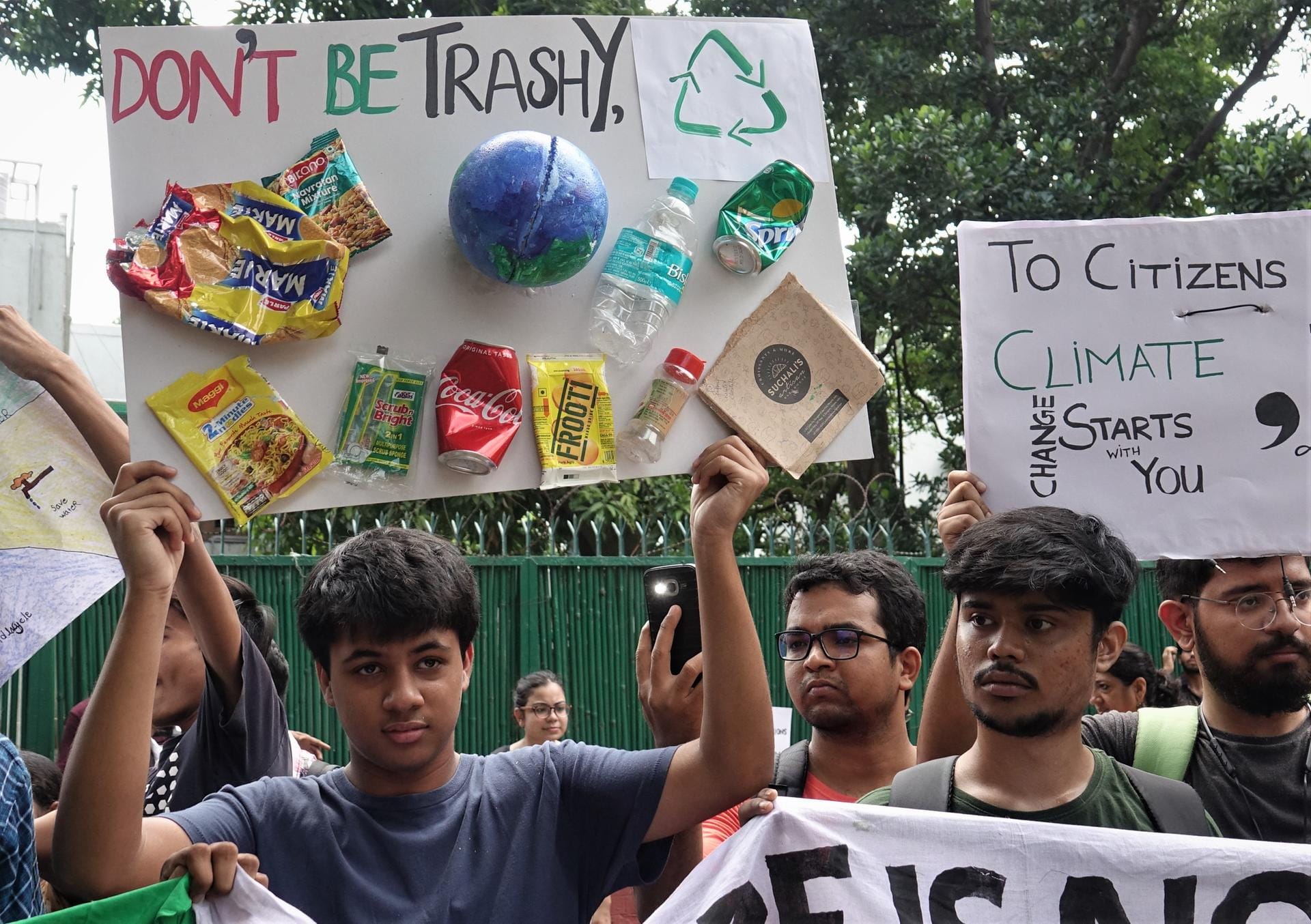 "Don't be trashy": Der 15-jährige Vihaan Agarwal hält bei einer "Fridays For Future"-Demonstration in New Delhi ein Poster in die Luft. Das hat er aus Müll gebastelt, den er in der Nachbarschaft gefunden hat.