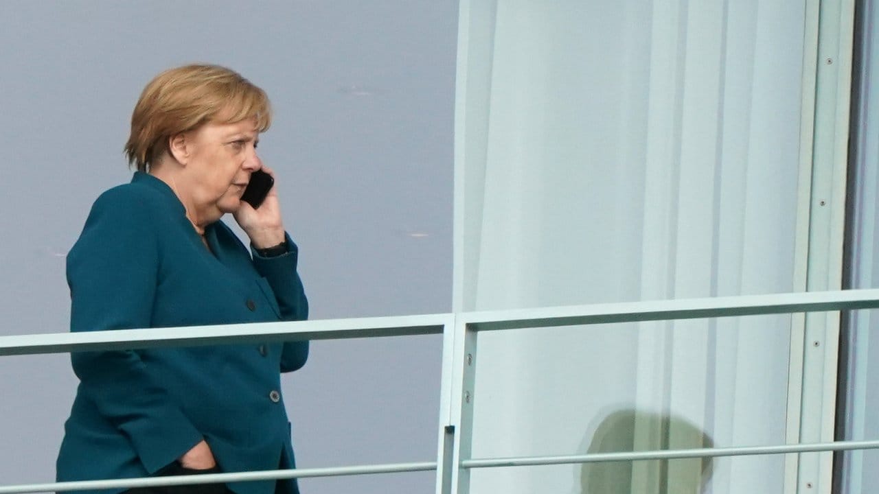 Marathonsitzung: Bundeskanzlerin Angela Merkel telefoniert auf dem Balkon des Kanzleramts.