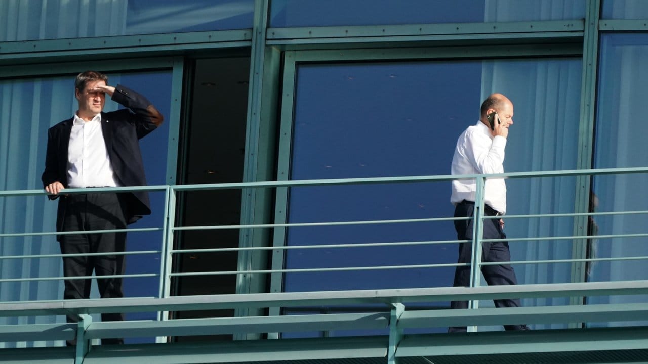 Finanzminister Olaf Scholz (l) und CSU-Chef Markus Söder auf einem Balkon des Kanzleramts.