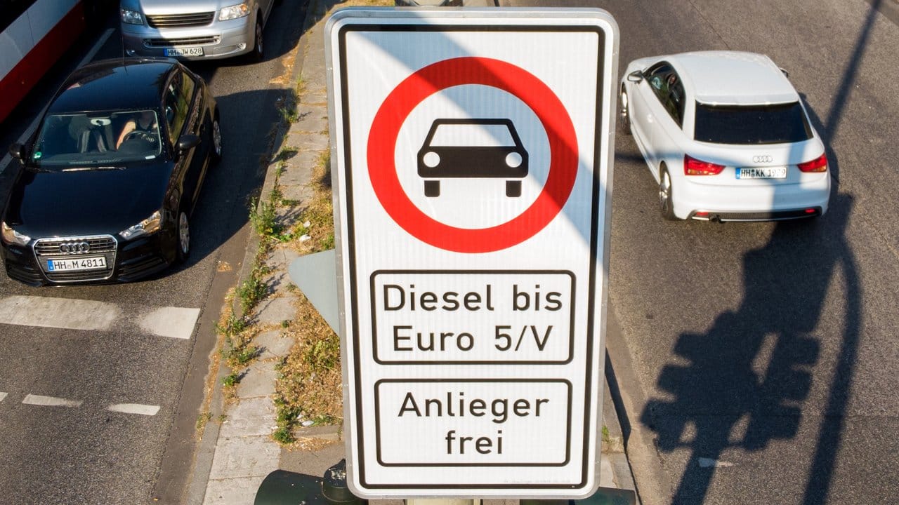 Ein erster von vielen kleinen Schritten: Fahrverbotsschild für Diesel-Fahrzeuge bis Euro5 in Hamburg.