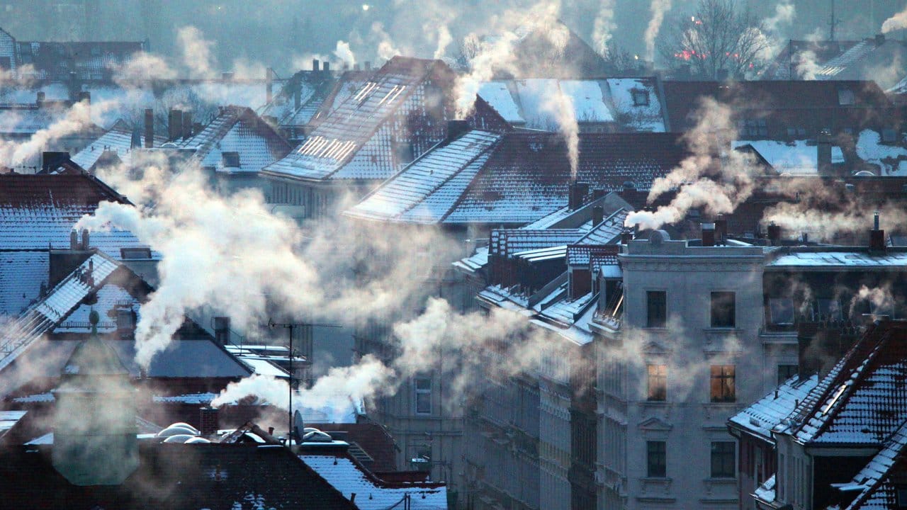 Nach einer Nacht mit Temperaturen bis zu minus 20 Grad Celsius qualmen in Leipzig die Schornsteine: Die bessere Wärmedämmung von Gebäuden kann große Mengen CO2 sparen.