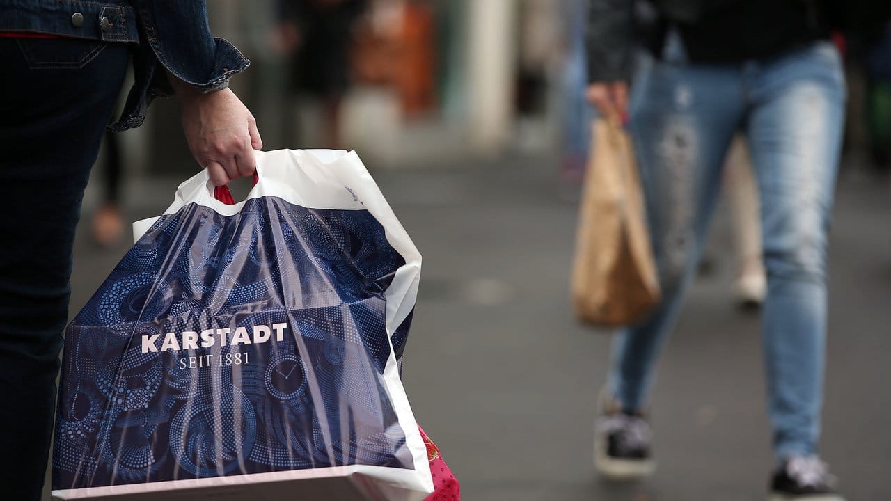 Immer mehr Händler in Deutschland verbannen die Plastiktüte aus ihren Geschäften.
