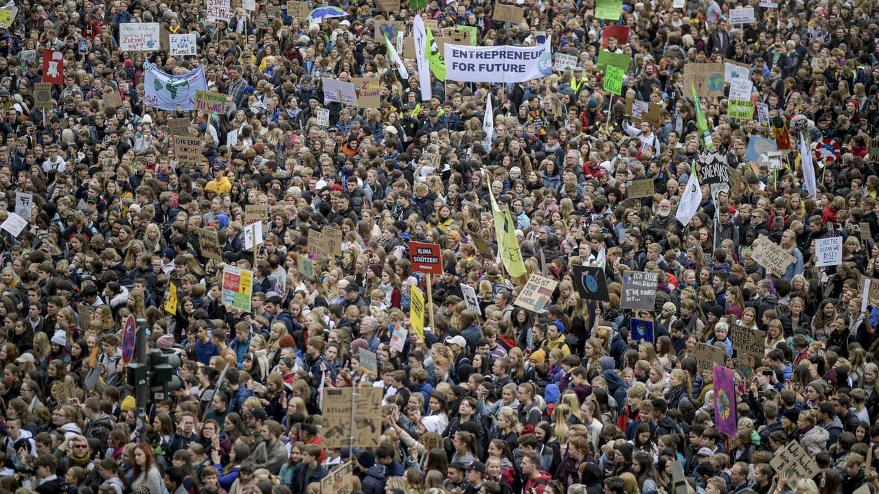Sie sind viele, und sie sind laut: Tausende Teilnehmer haben sich beim Klimastreik auf dem Hamburger Jungfernstieg versammelt.