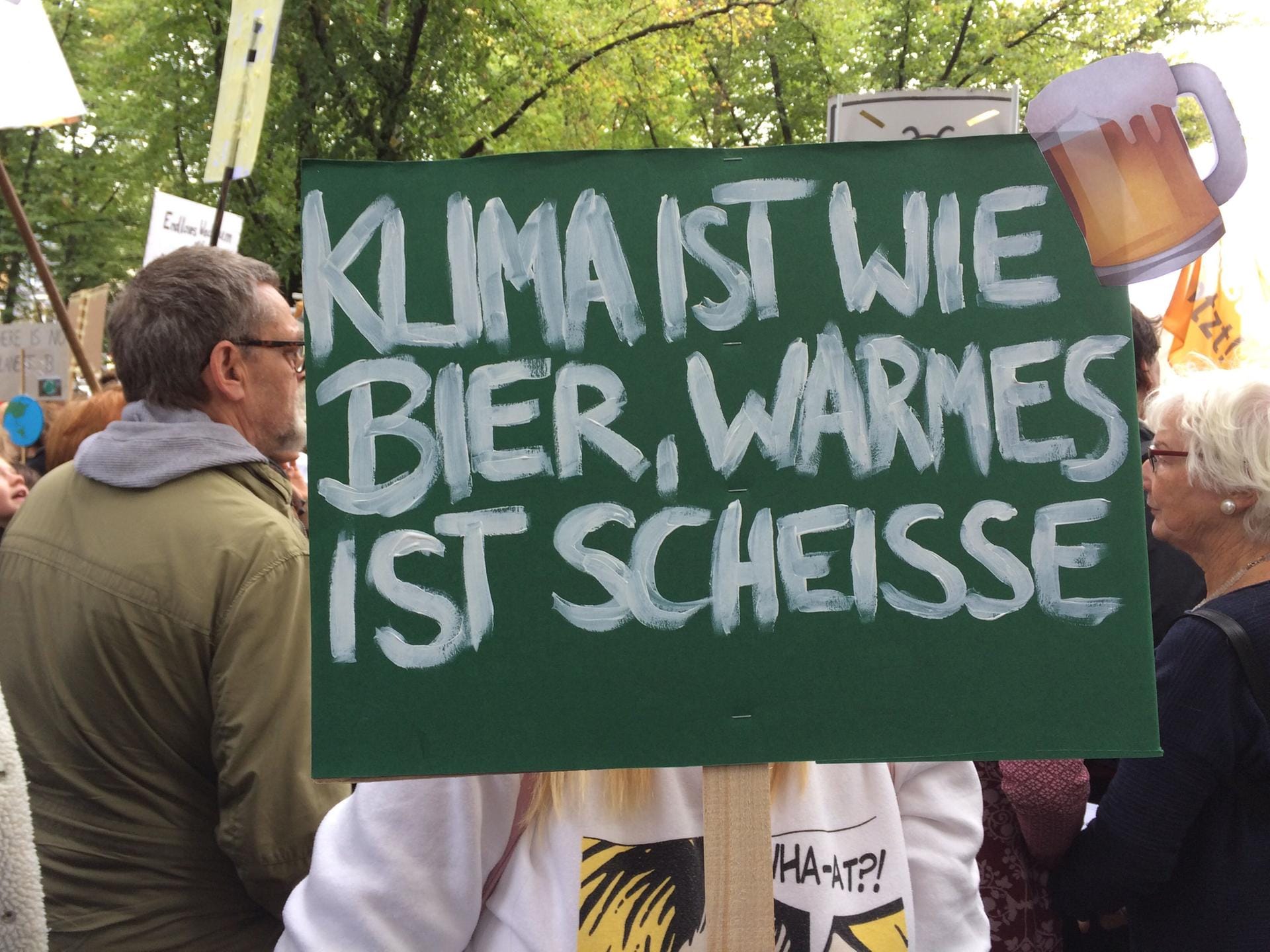 Die Plakate, die Berliner Demonstranten erstellt haben, sprechen für sich.