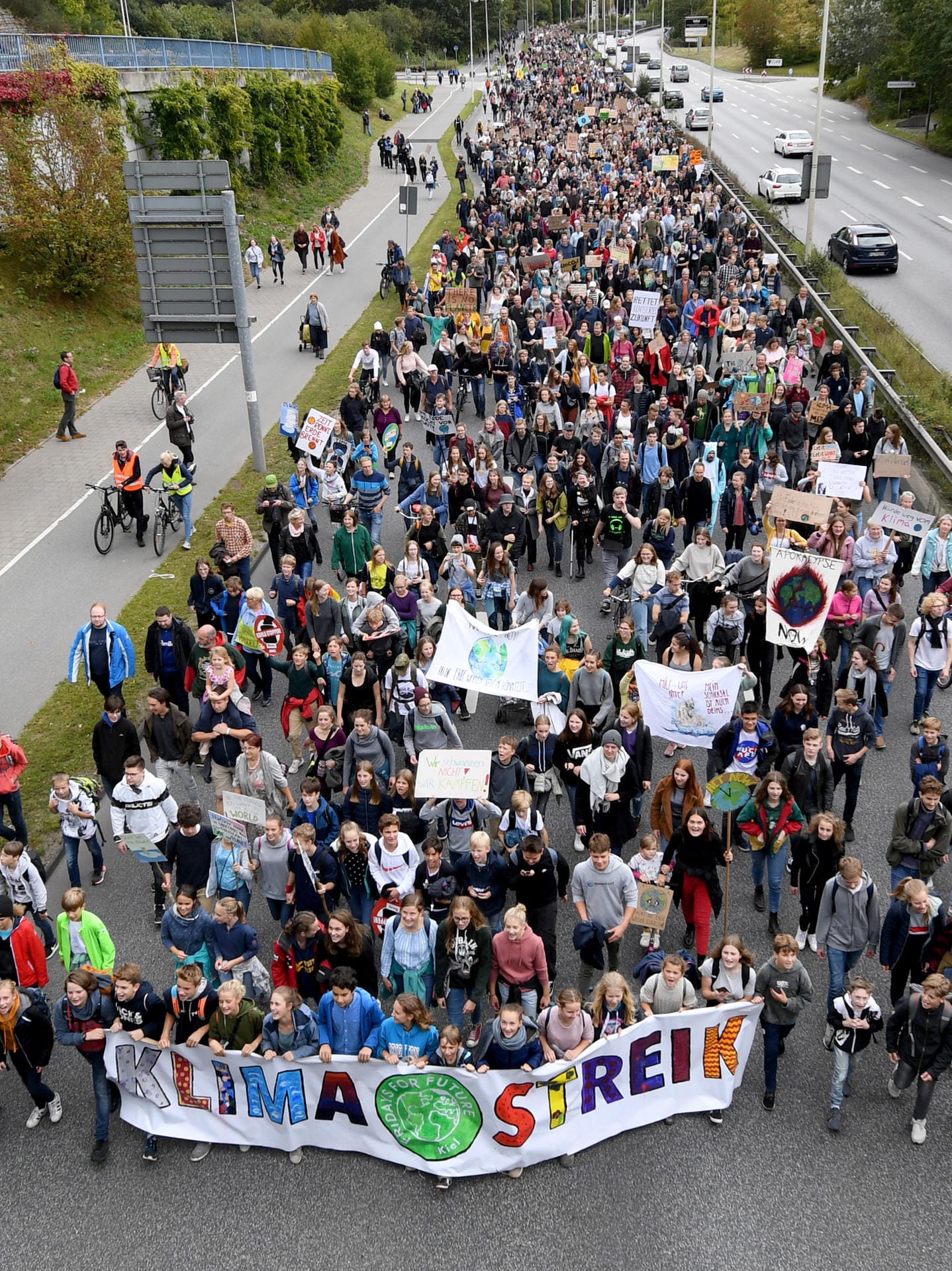 Demonstranten der Bewegung "Fridays for Future" laufen über die B75 bei Kiel – eine Route, die sie vor Gericht erstritten hatten.