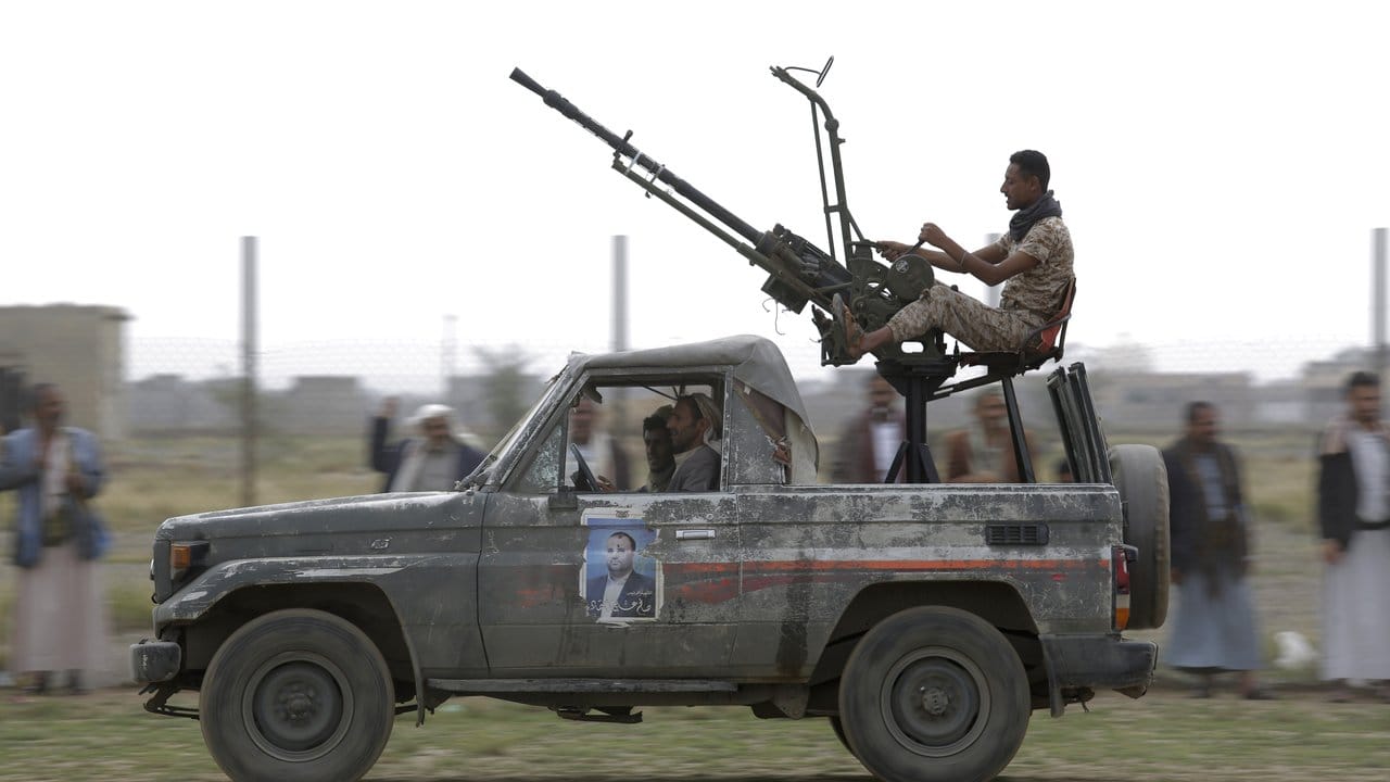 Huthi-Rebellen auf einem Pick-Up mit aufmontierter Waffe.