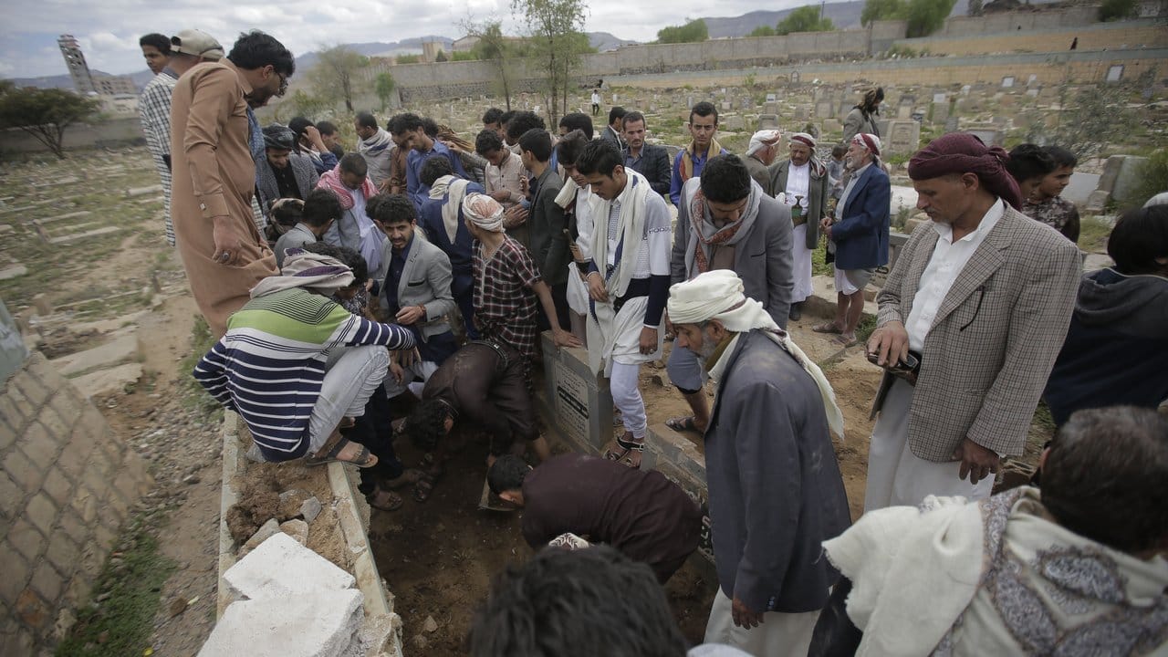 Jemeniten begraben die Opfer eines Luftangriffs.