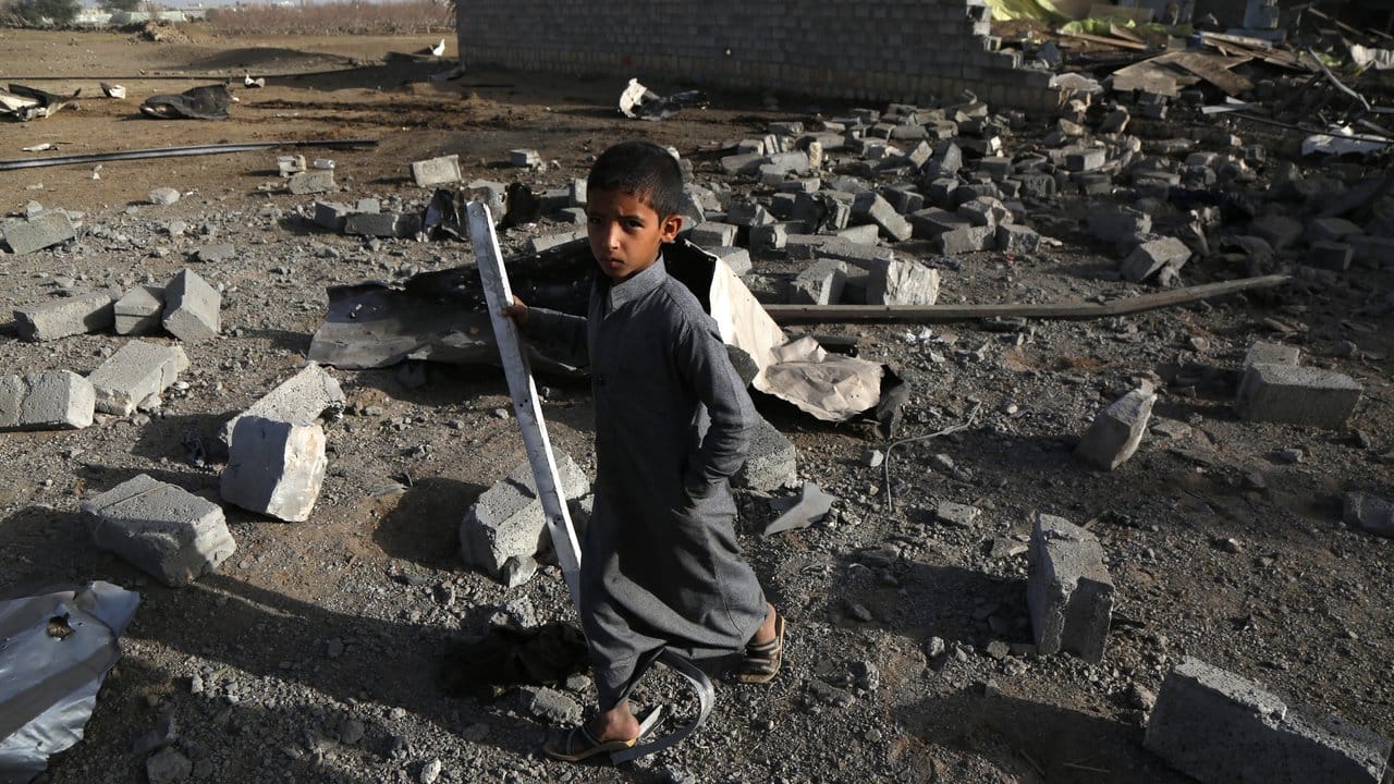Ein kleiner Junge läuft in der jemenitischen Hauptstadt durch die Trümmer eines Luftangriffs der von Saudi-Arabien angeführten Militärkoalition.