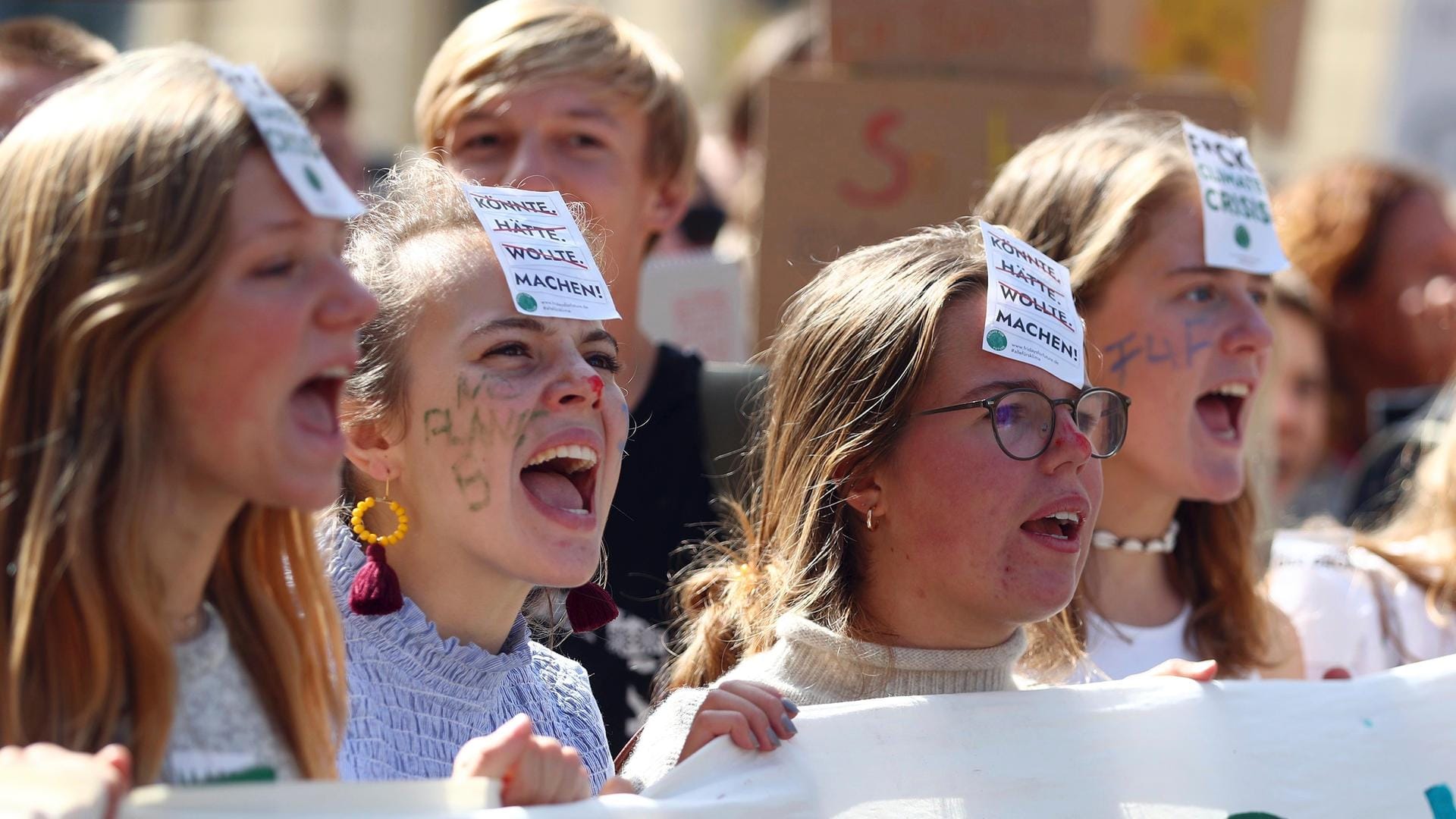 Diese Frauen machen in München lautstark auf die Klimakrise aufmerksam.