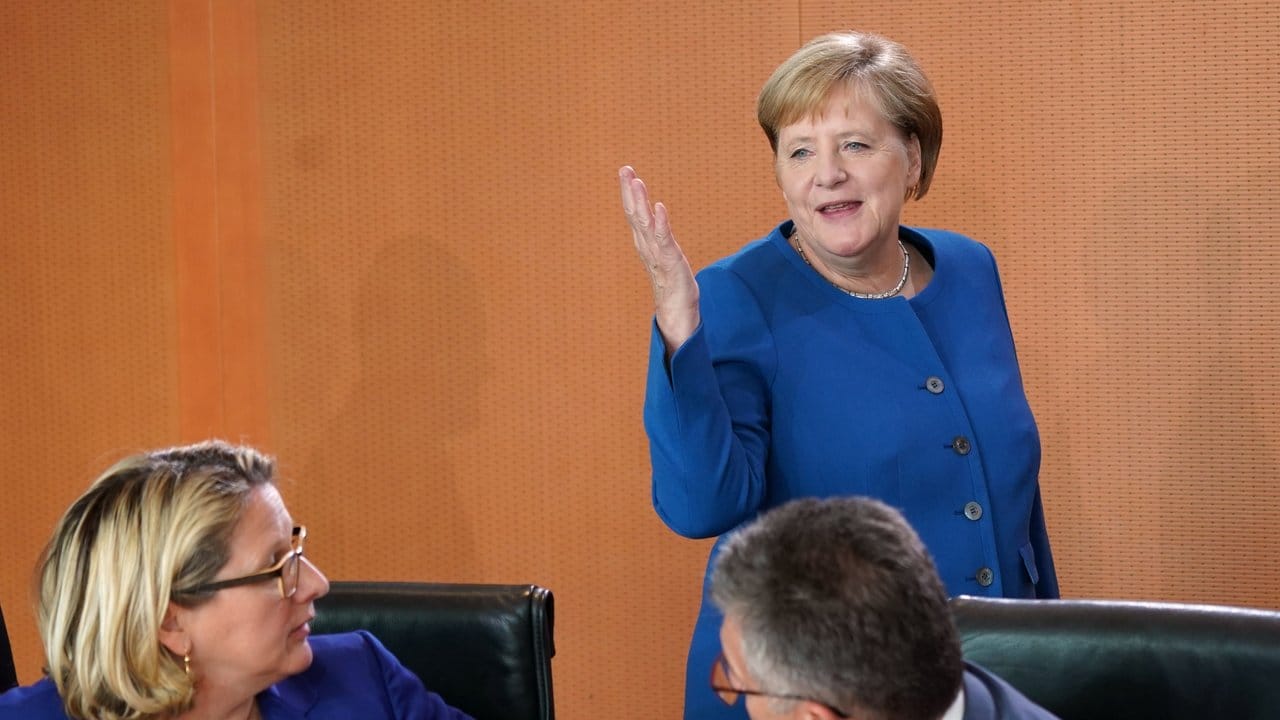 Nach der langen Verhandlungsnacht: Bundeskanzlerin Angela Merkel kommt zur Sitzung des Klimakabinetts.