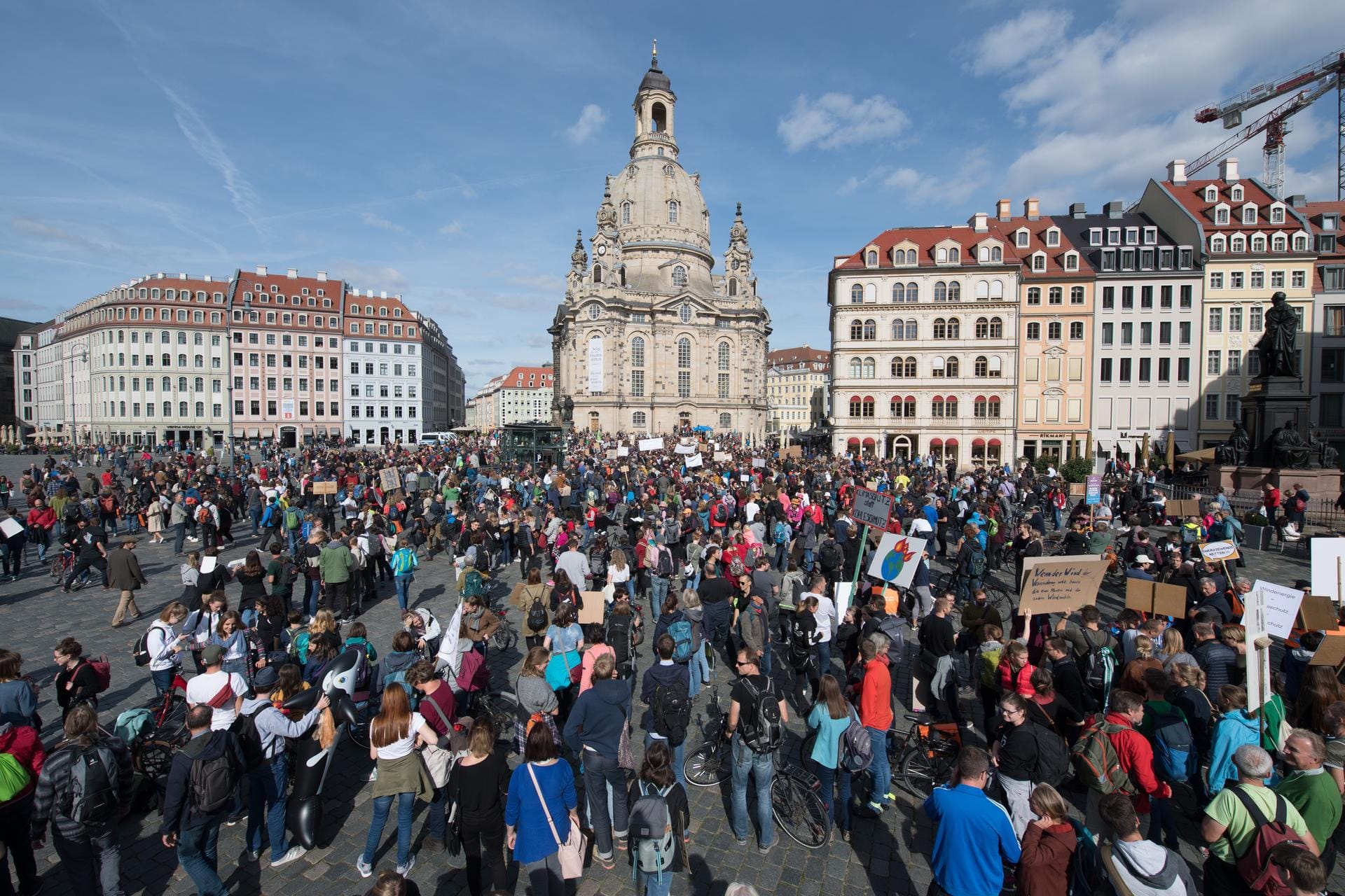 Teilnehmer einer Demonstration stehen mit Schildern und Transparenten auf dem Neumarkt vor der Frauenkirche in Dresden. Laut "Fridays for Future" sind explizit nicht nur Schüler, sondern alle Generationen zum Streik aufgerufen.