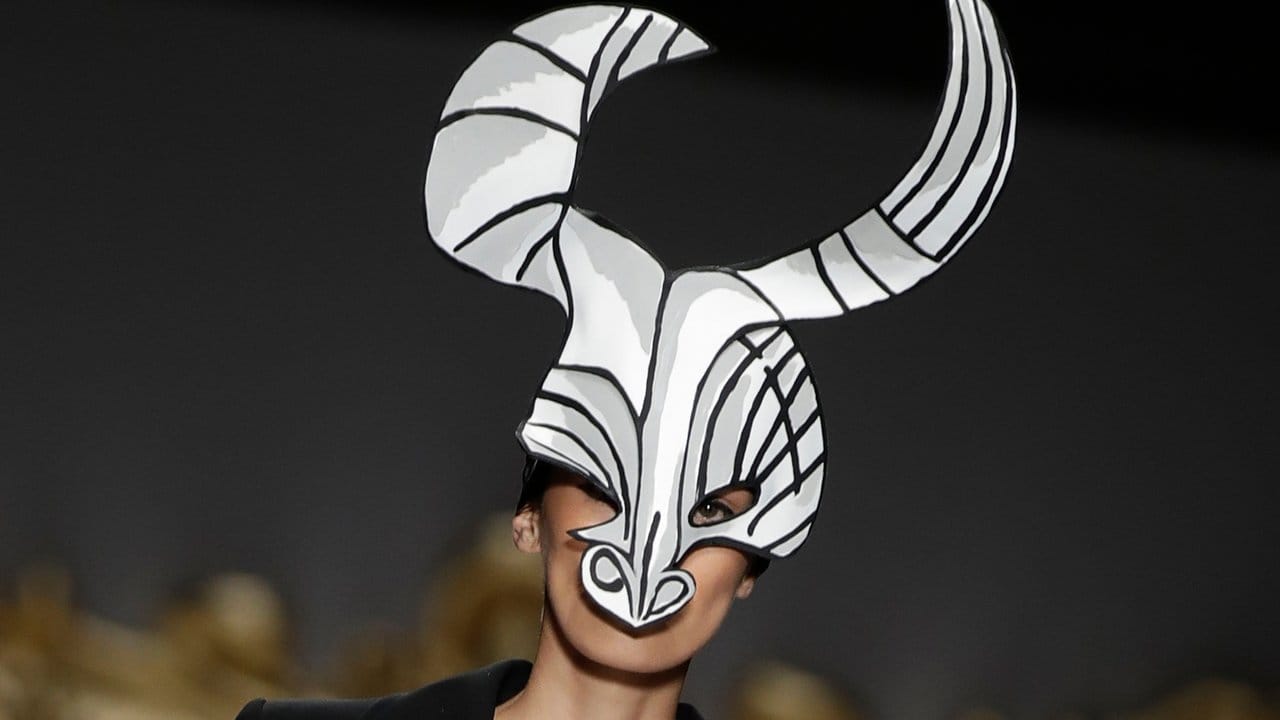 Model mit picassoesker Stiermaske bei Moschino in Mailand.