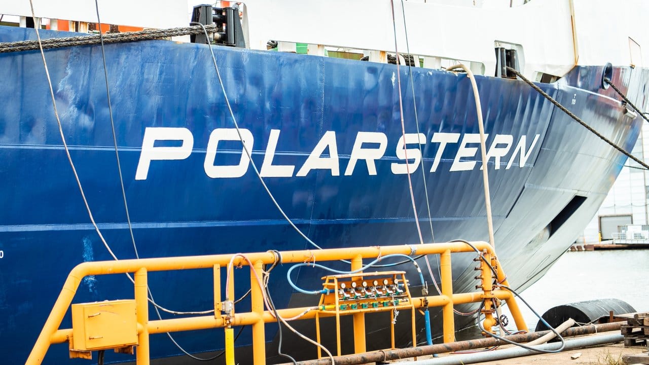 Auf dem Forschungsschiff "Polarstern" lassen sich Wissenschaftler ein Jahr lang im Packeis der zentralen Arktis einfrieren.