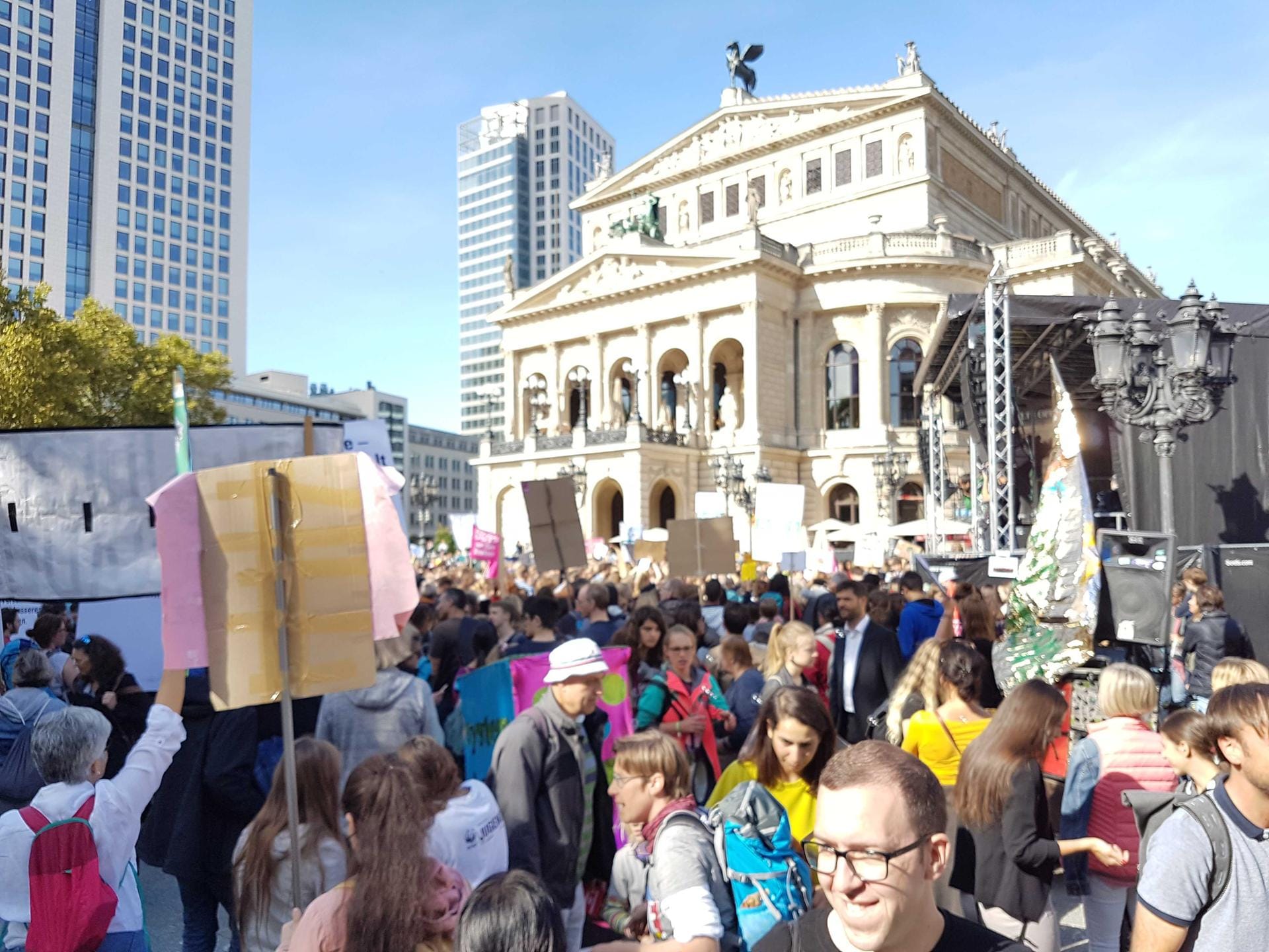 In Frankfurt kamen laut Veranstalter 25.000 Teilnehmer zu der Demonstration rund um den Opernplatz.