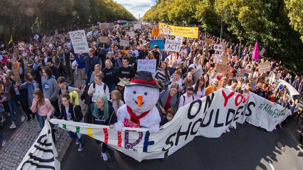 Teilnehmer der Fridays-for-Future-Demonstration ziehen in Berlin durch das Regierungsviertel und über die Straße des 17.