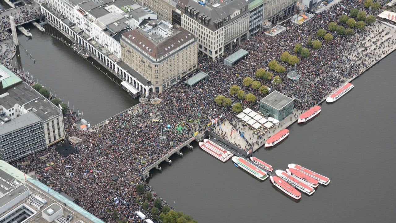 Teilnehmer der Klimaschutz-Demonstration füllen den Jungfernstieg in Hamburg.