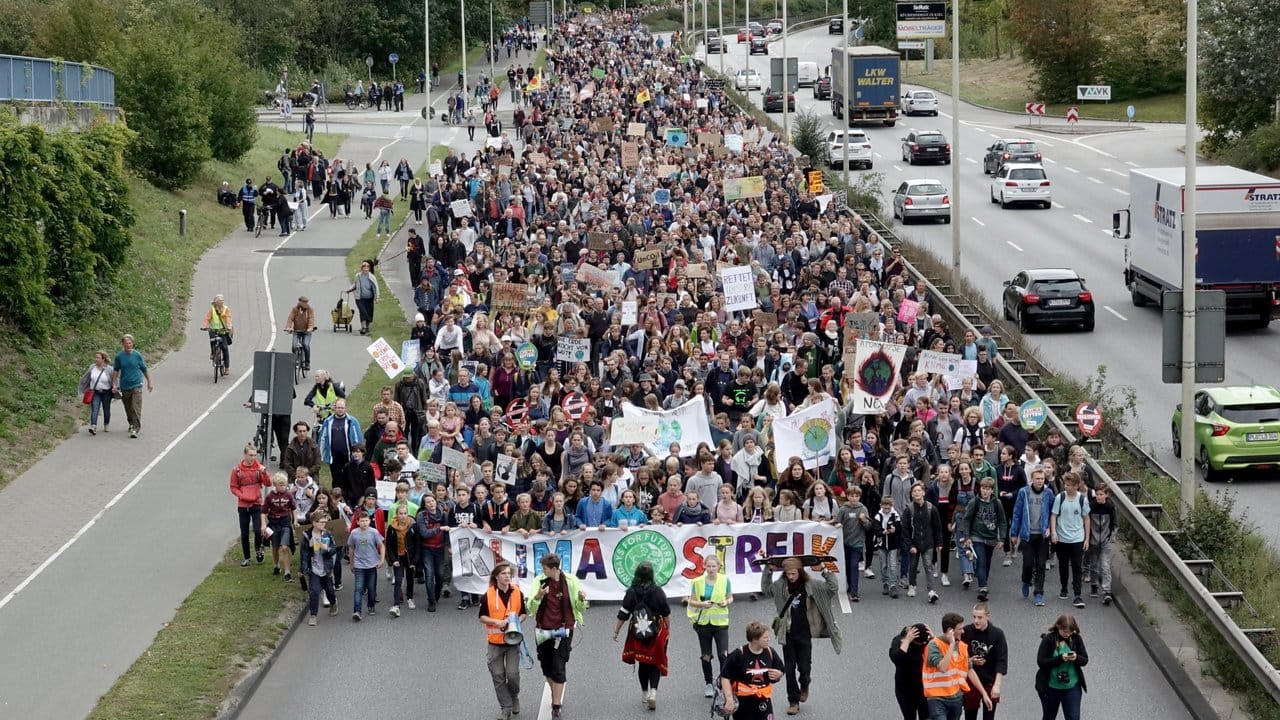 Demonstranten laufen in Kiel über die B76, eine Route, die sie vor Gericht erstritten hatten.