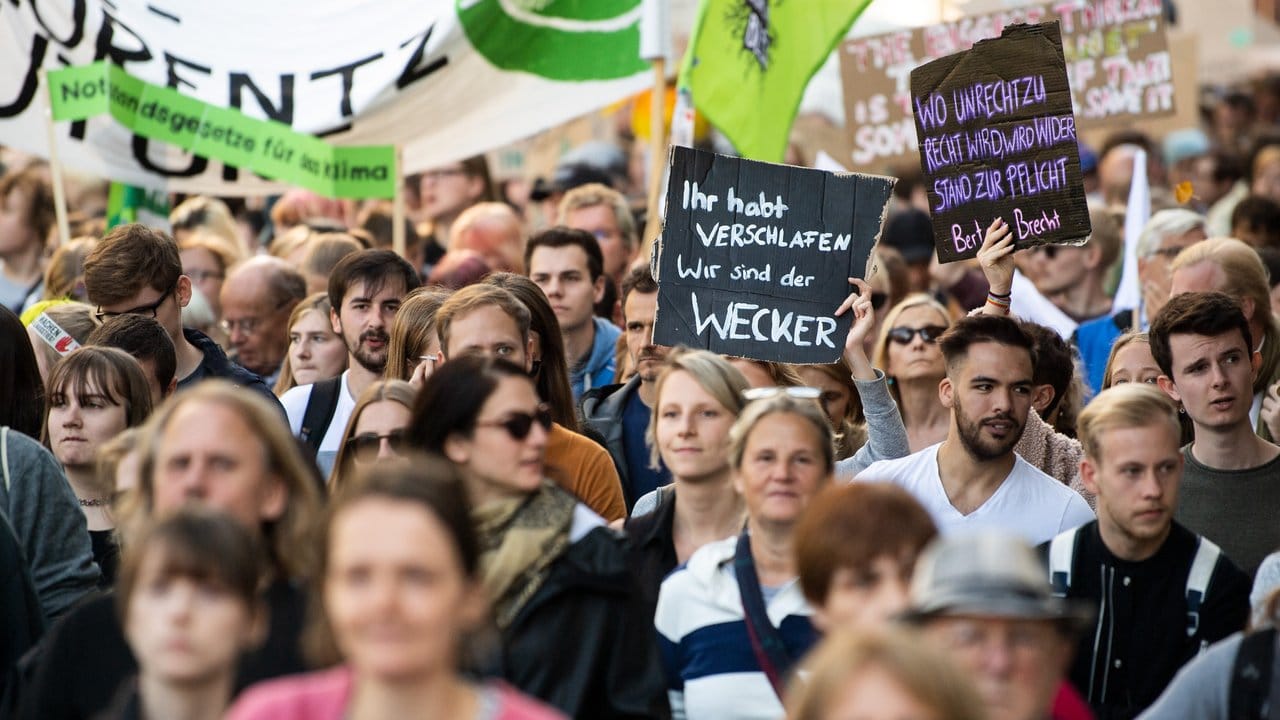 "Ihr habt verschlafen - Wir sind der Wecker": Demonstranten in Düsseldorf.