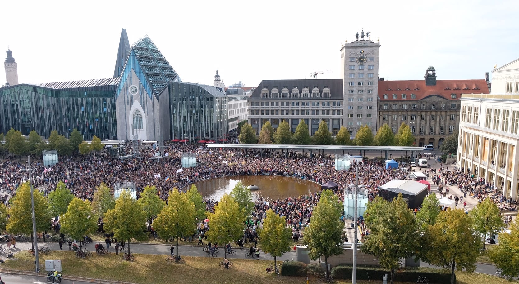 Der Augustusplatz in Leipzig ist voll mit Demonstranten.