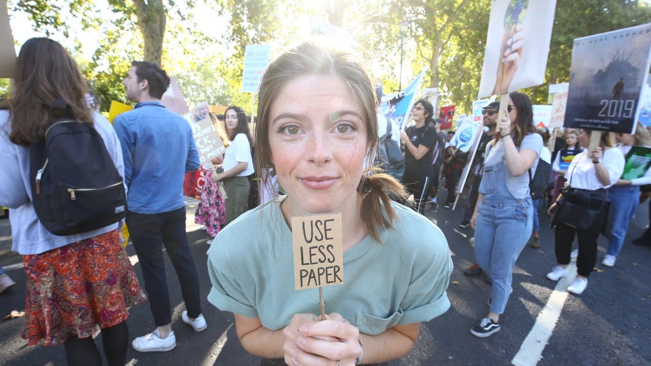 Gute Idee: "Verwendet weniger Papier" hat eine Demonstration auf ein besonders kleines Protestschild geschrieben.